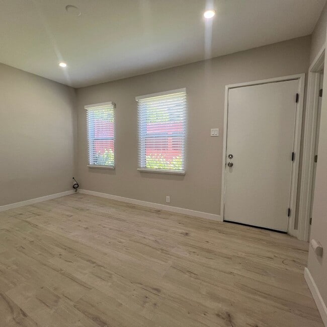 living room - 1517 Idaho Ave