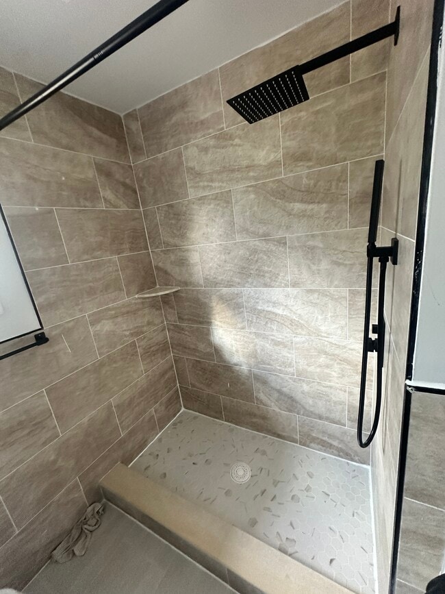 Baño completo en la planta superior con ducha de lluvia. - 182 Jenkins Ave