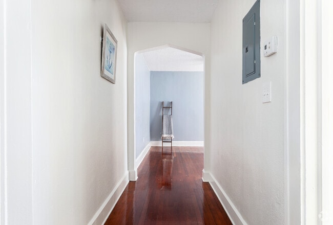 1BR / 1BA - The Lawtone