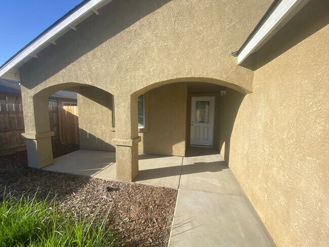 Foto del edificio - Spacious and New with Solar in Central Hanford