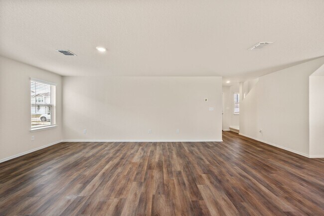 Foto del edificio - 4 Week Free Move In Special! Spacious 4-Bedroom Corner-Lot Home with Game Room in New Braunfels
