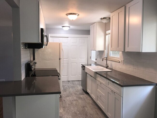 Building Photo - Ranch-Style Home with Large Fenced Yard in...