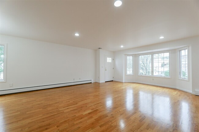 Building Photo - 386B Park Ave
