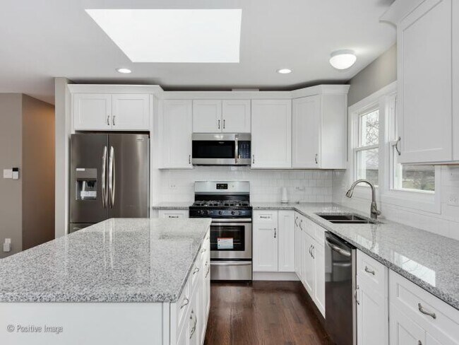 Foto del edificio - 4 bedroom in Homewood IL 60430