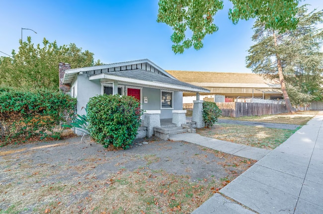 Photo - 924 W Walnut Ave (Monrovia, CA) House