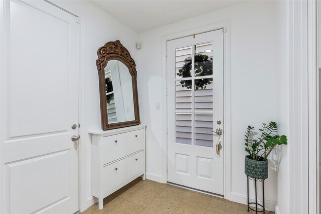 Foto del edificio - 8817 Lakeshore Bend Dr