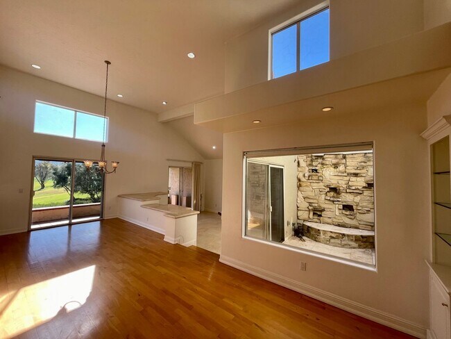 Foto del edificio - Gorgeous 2B+Office/2BA Townhouse w/ Golf C...