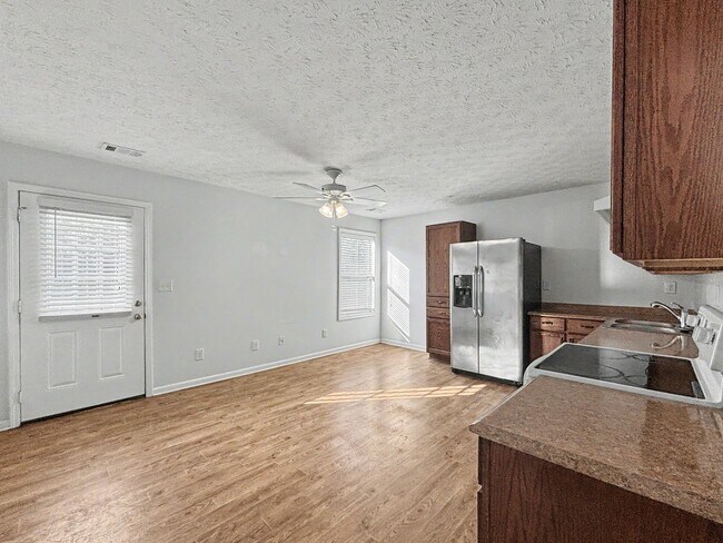 Foto del edificio - 560 Lee Byrd Rd