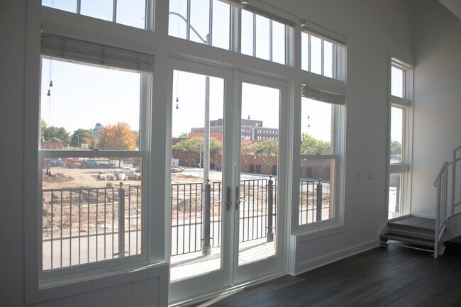 Grandes ventanales que dan a un balcón privado. - 318 E 6th St