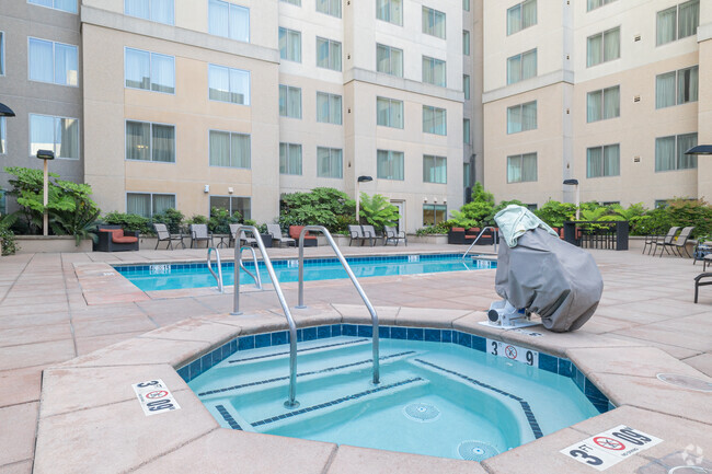 Área de piscina - Penthouses at Capitol Park