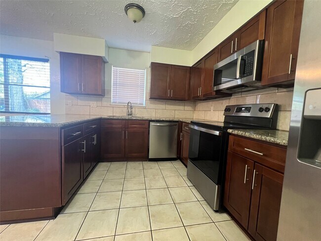 Foto del edificio - 2406 Ridge Hollow Dr