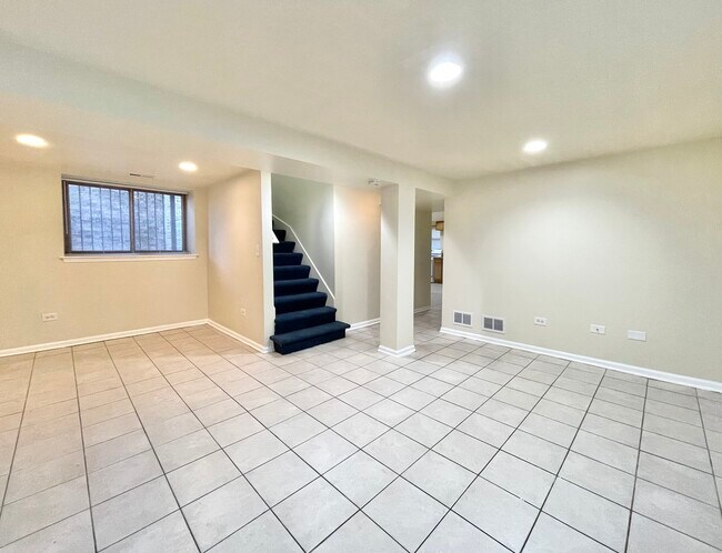 Building Photo - 4831 N Sawyer Ave