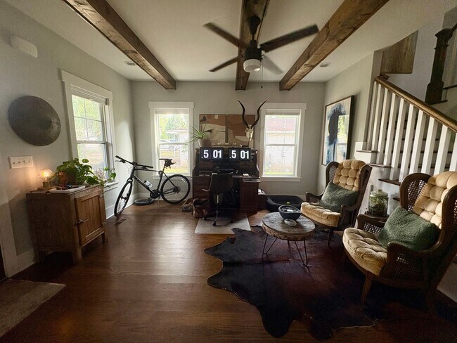 Building Photo - Beautiful and Spacious 3 Bedroom Home in E...
