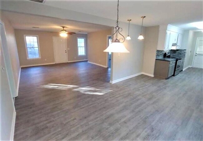 Foto del edificio - ADORABLE RENOVATED HOME IN IRMO'S NEW FRIA...