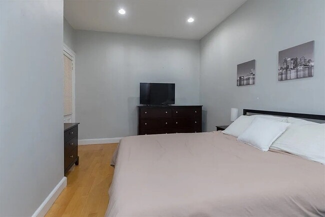 Building Photo - Modern Unit in Prime Location