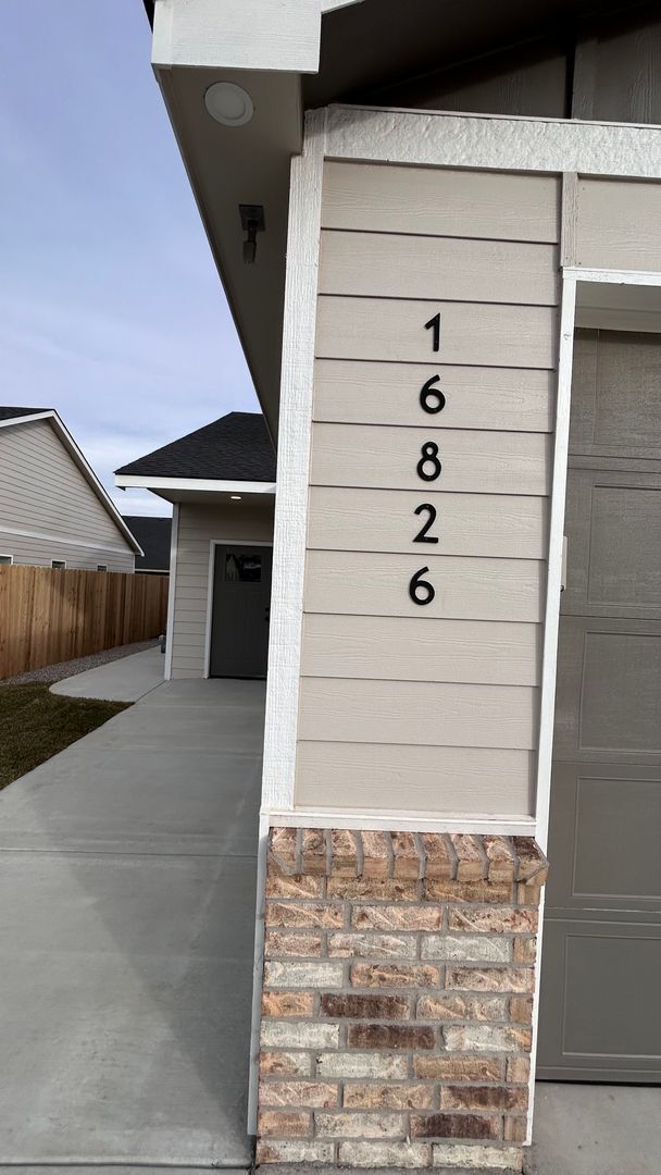 Foto del edificio - 16826 Kashmir St