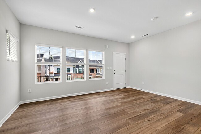 Foto del edificio - Brand-New Townhome in Renaissance at White Oak – 3BR/2.5BA, 1,550 SF