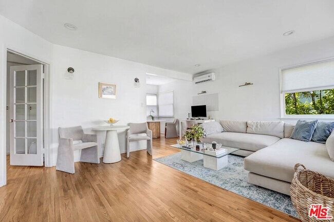Foto del edificio - 9930 Robbins Dr