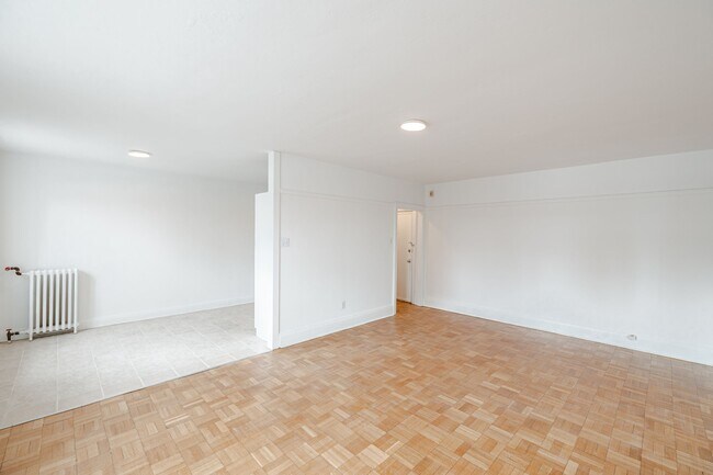 Photo du bâtiment - 110 Wellesley St E