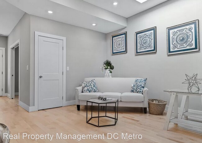 Building Photo - 2 br, 1 bath House - 833 19th St NE Unit 3