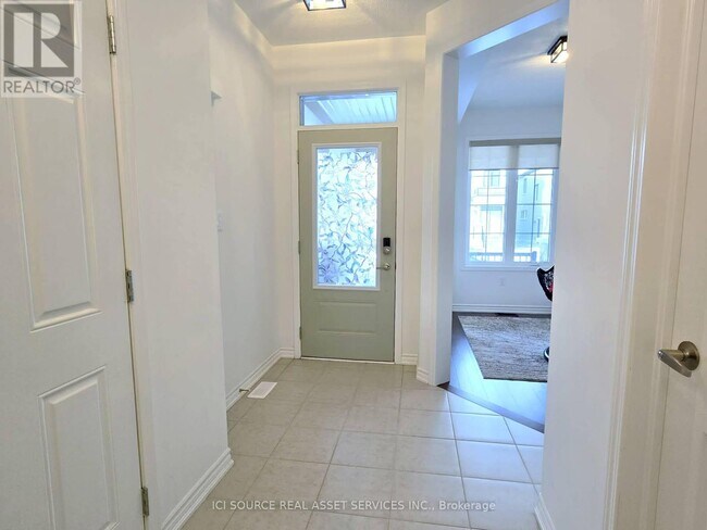 Building Photo - 1405 Mockingbird Sq