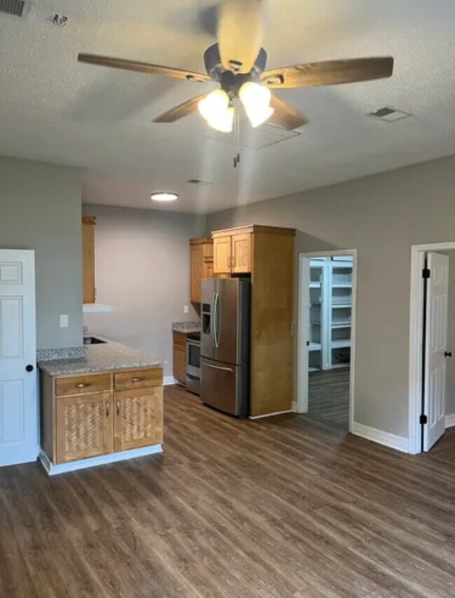 Foto del edificio - 8715 Fowler Ave