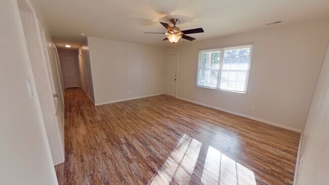 Foto del edificio - 1548 Rossmore Dr