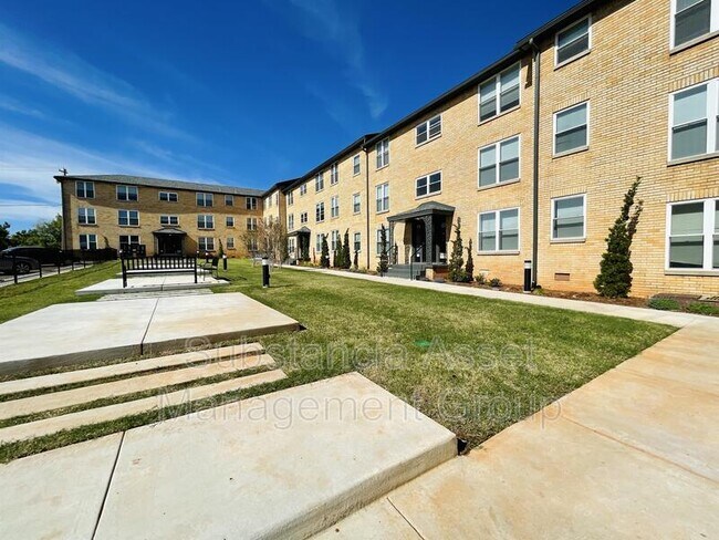 Building Photo - 701 Culbertson Dr