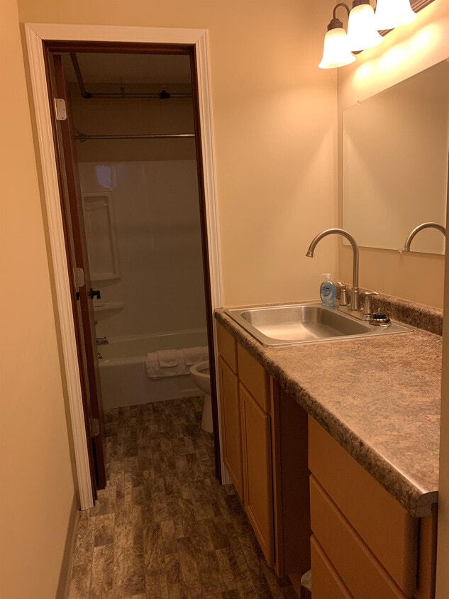 1400 4th St NW Unit 102, Faribault, MN 55021 Room for Rent in