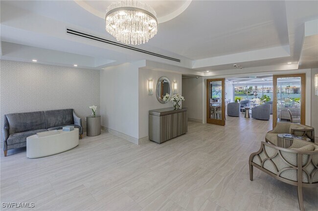 Foto del edificio - 250 Park Shore Dr