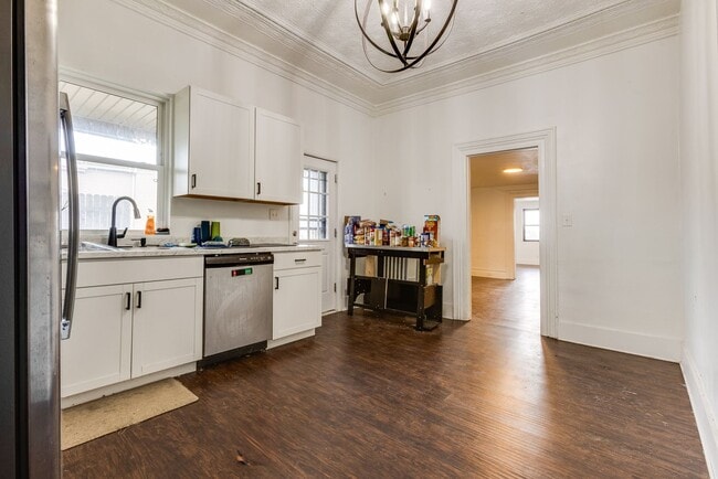 Building Photo - AVAILABLE NOW - Beautiful 4 Bedroom Home w...