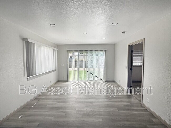 Foto del edificio - 6524 Miles Ln