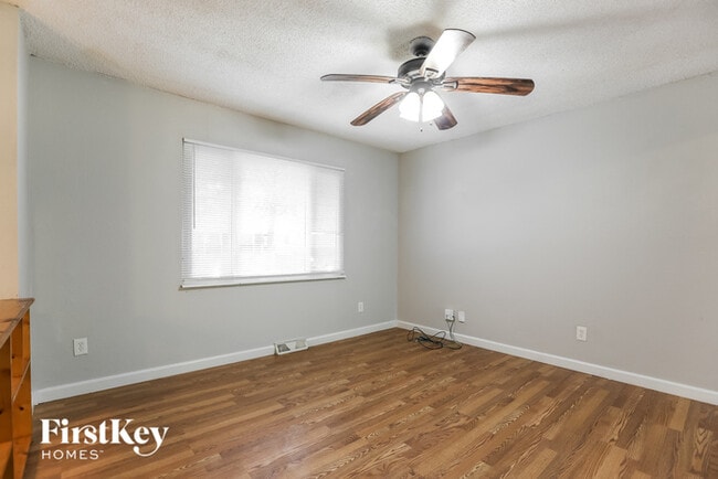 Building Photo - 1805 SW Speas Dr