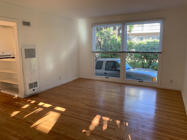 Foto del edificio - 1266 N Laurel Ave