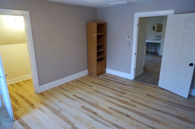 Foto del edificio - Large One Bedroom Unit Two Blocks From Brady Street.