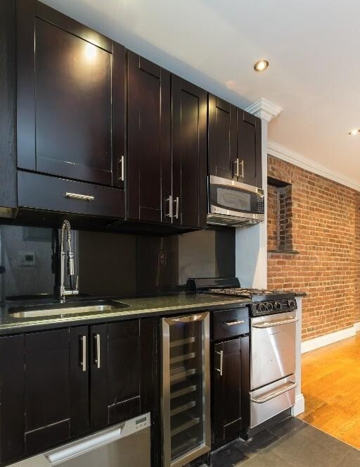 Building Photo - 437 W 53rd St