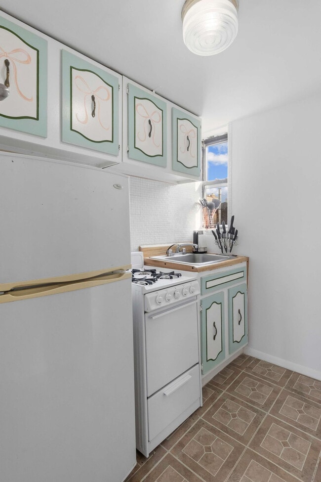 Foto del edificio - 402 E 11th St