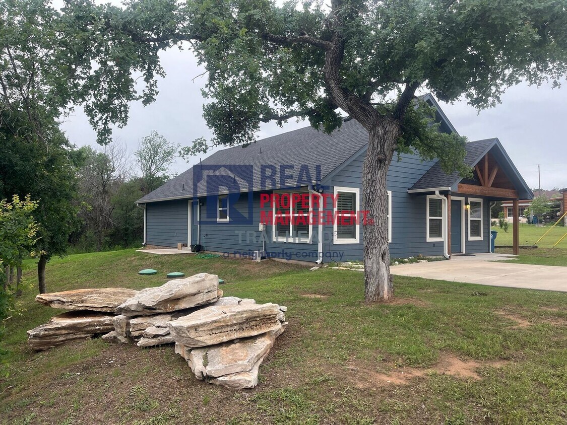 Foto principal - Attractive 3 Bed 2 Bath Home in Gated Lake...