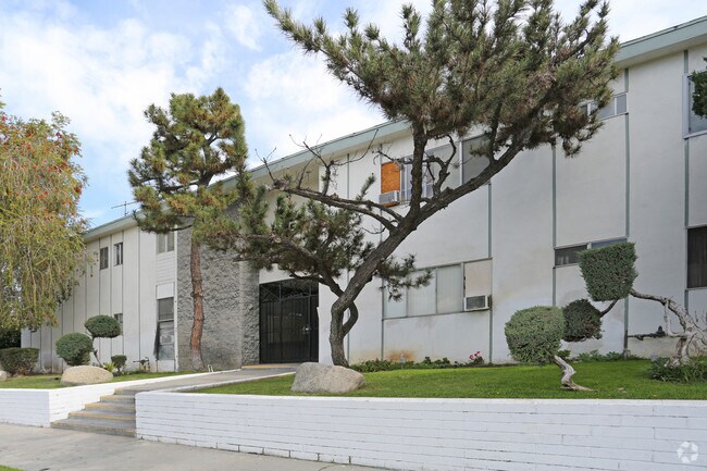 Foto del edificio - 8750 Owensmouth Ave