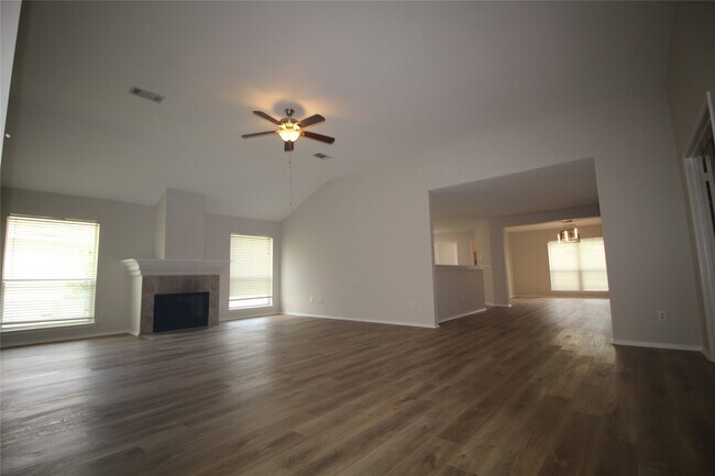 Foto del edificio - 18122 Cypress Valley Ln