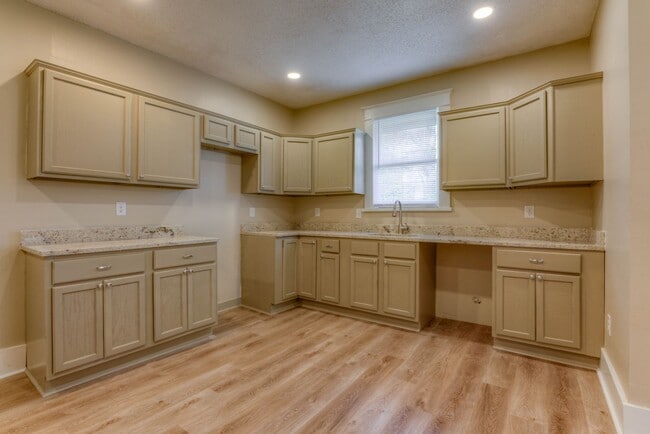 Building Photo - Beautifully renovated, open concept 3/2!