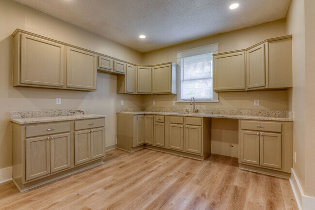 Foto del edificio - Beautifully renovated, open concept 3/2!