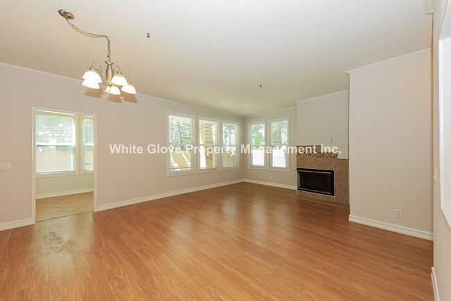 Foto del edificio - Charming 3-Bedroom Condo in the Highly Des...