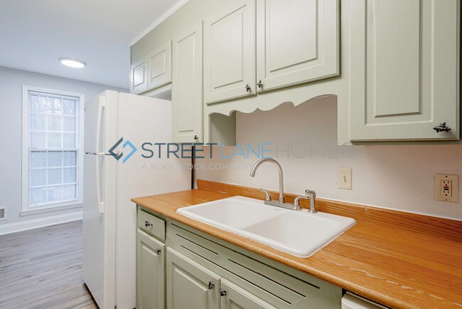 Building Photo - $200 off first month or Amazon Gift Card b...