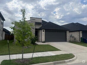 Building Photo - 2816 Foxwood St