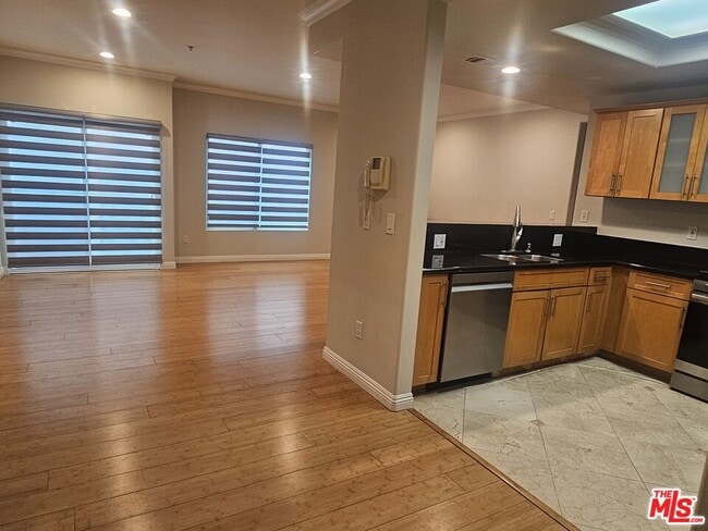 Building Photo - 1128 S Serrano Ave