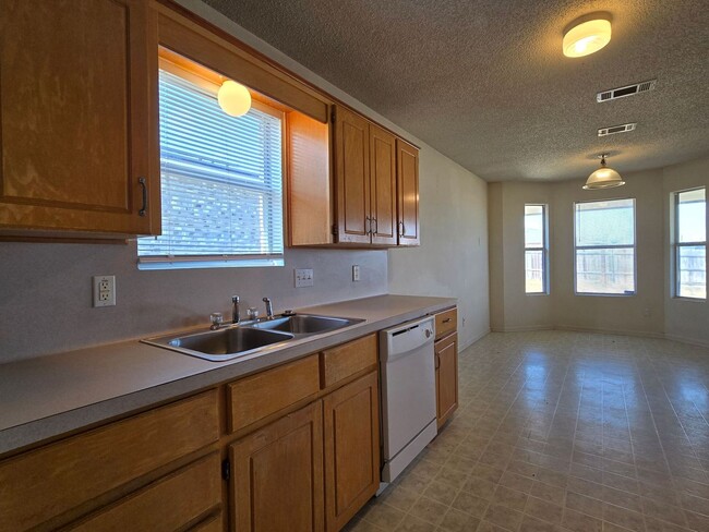 Building Photo - BIG PRICE REDUCTION - AVAILABLE NOW!