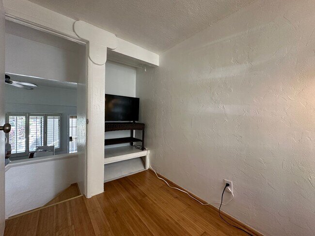 Building Photo - Charming 2 Bed/1 Bath fully furnished Spli...