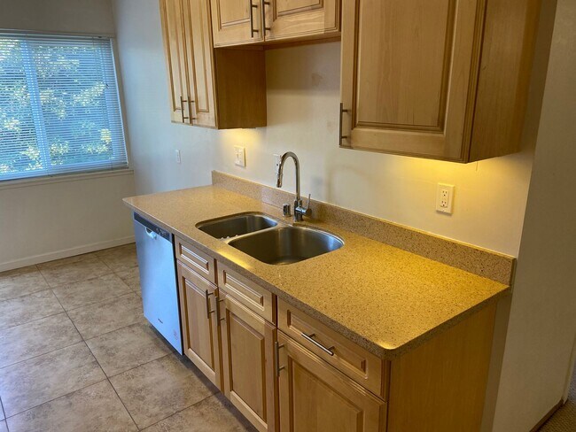 Building Photo - Spacious Burlingame Apartment