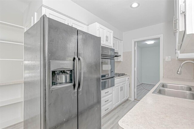 Building Photo - 5014 Viking Dr